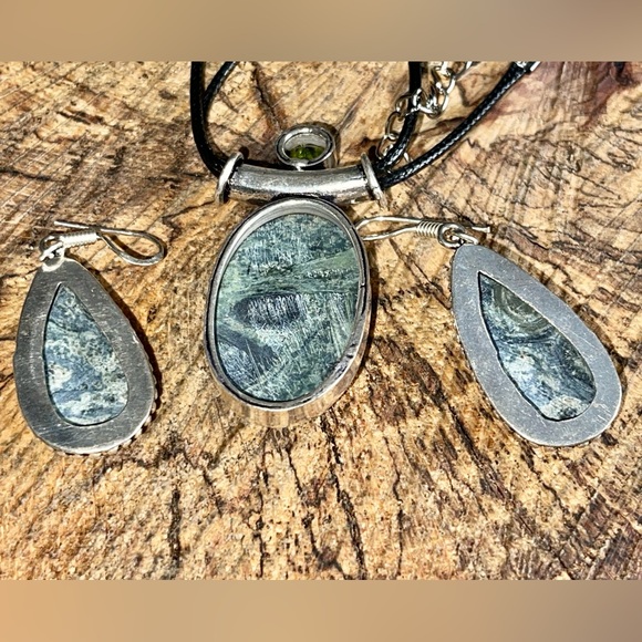 African Kambaba Square Pendant & Earrings - Picture 7 of 8